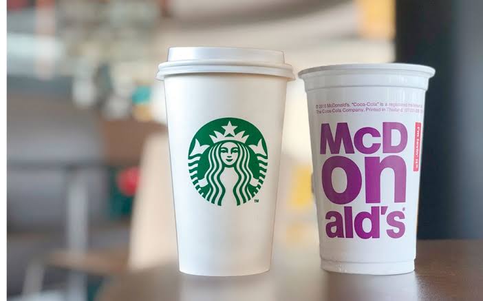 Tazas ecológicas; McDonald’s y Starbucks invierten millones para ofrecer a sus clientes