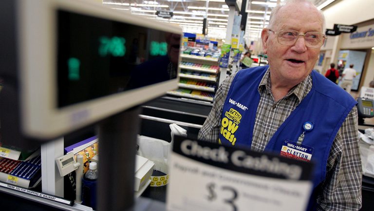 Adultos mayores no son empleados: Walmart