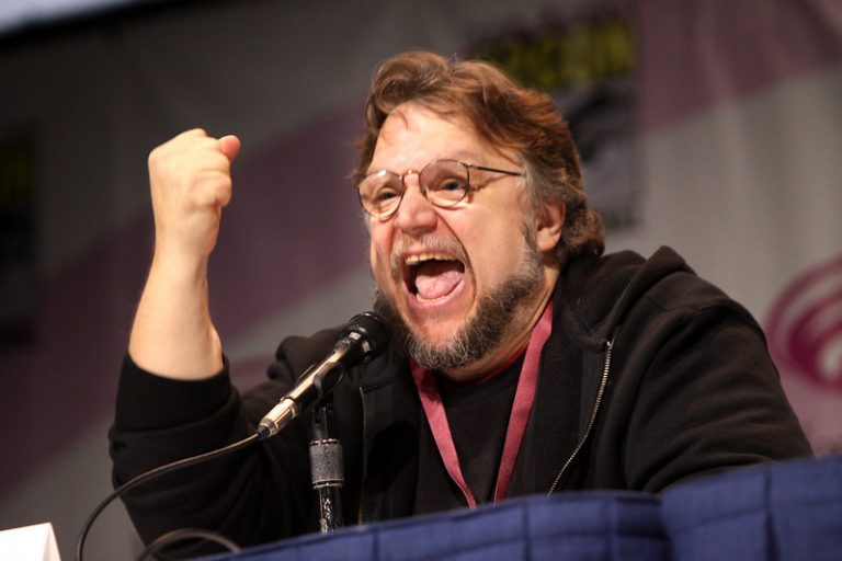 Guillermo del Toro pide a Victoria donar ganancias de latas con su imagen