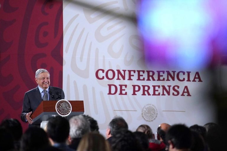 Condiciones de adulos mayores en Walmart y Soriana entran a debate