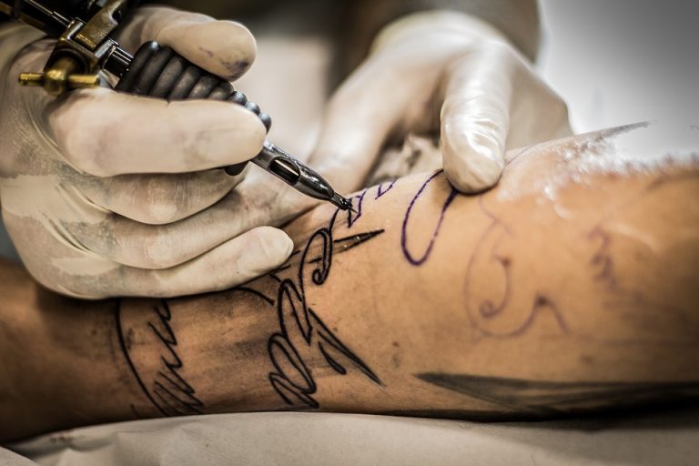 Sí pueden despedirte por tener tatuajes en caso de que…
