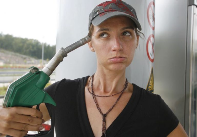 Despachadoras de gasolineras aguantan acoso sexual para mantener su empleo