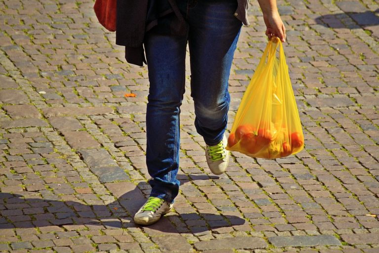 Fábricas de bolsas de plástico cierran tras prohibición