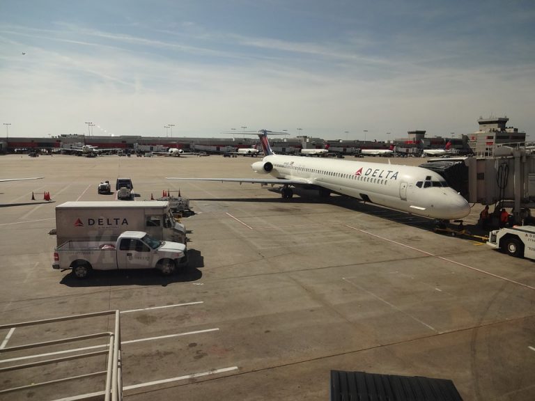 El avión de Delta que descargó combustible… sobre niños
