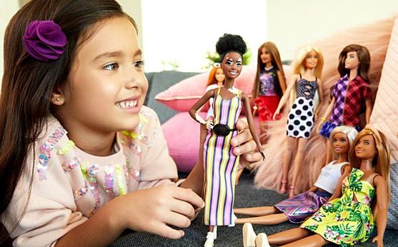 Barbie fortalece la diversidad: lanza muñecas con vitiligo