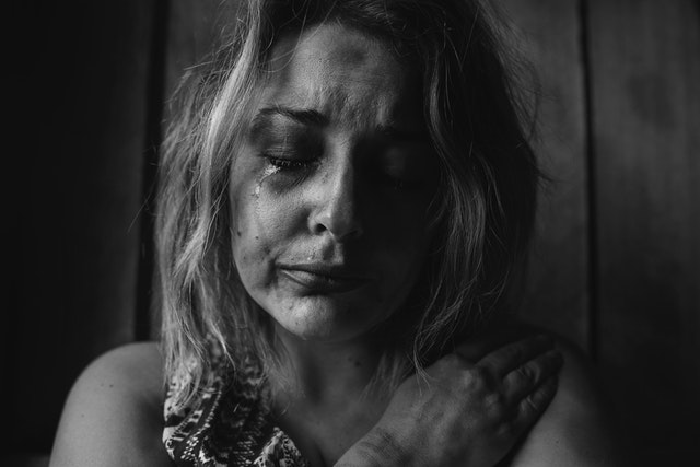 Mujer llorando. EVA la herramienta utilizada para el entendimiento del acoso y violencia de género en México