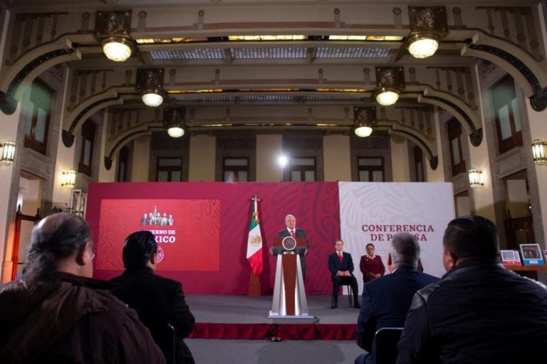 Empresarios cumplen a medias llamado de AMLO por rifa de avión