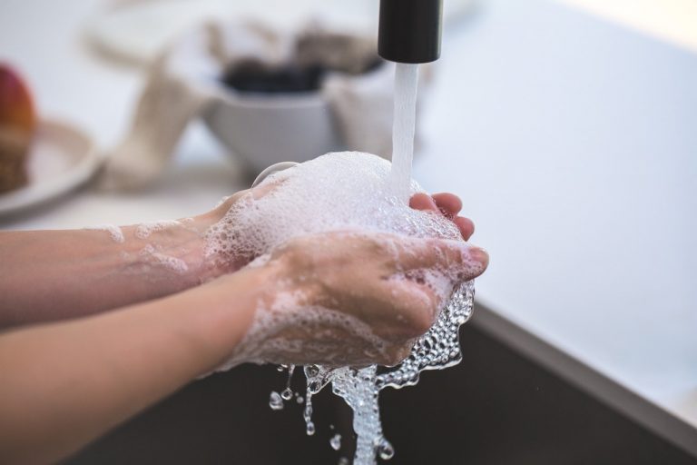 ¿Qué es más ecológico? ¿Lavavajillas o lavar a mano los platos?