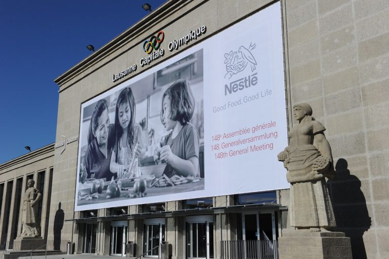 Nestlé asegura que continuará produciendo y entregando; y  con la Cruz Roja