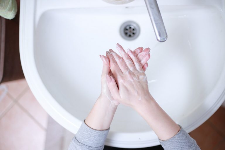 ¿Qué es mejor vs el coronavirus? ¿Gel antibacterial o lavarse las manos?