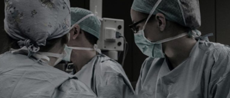 #PorTi dona 1,500 uniformes quirúrgicos a profesionales de la salud que están tratando Covid-19