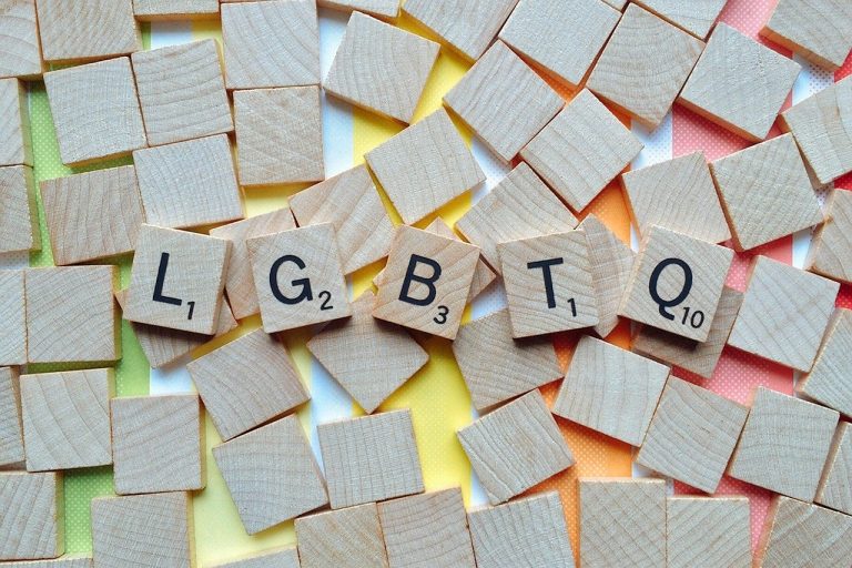 Skittles volverá a usar su controvertido empaque sin colores en honor al Orgullo LGBT