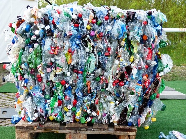 Botellas. Plástico barato virgen se está vendiendo como reciclado