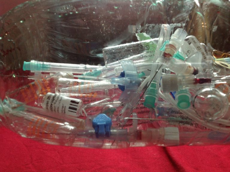 Emprendedores tratan de frenar la ola de plástico traída por la pandemia