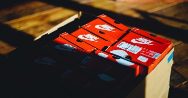 Caja. Nike lanza una colección de calzado hecha de residuos post-consumo