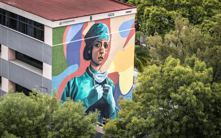 Con mega-murales de colores reconocen a los héroes de blanco