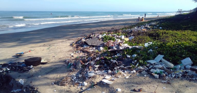 Plásticos en el océano se cuadriplicarán para 2040