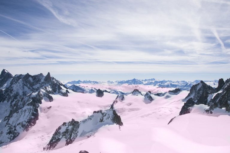 ¿Por qué los Alpes se están tiñendo de rosa?