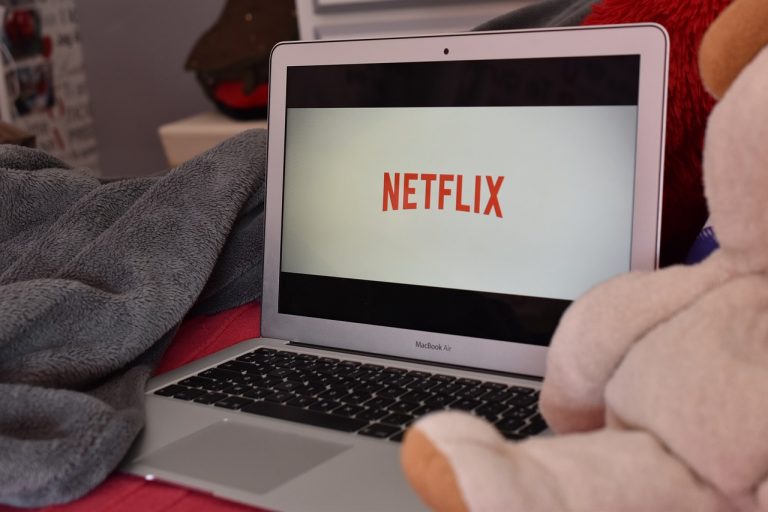 ¿Glorifica Netflix el abuso sexual y el síndrome de Estocolmo?