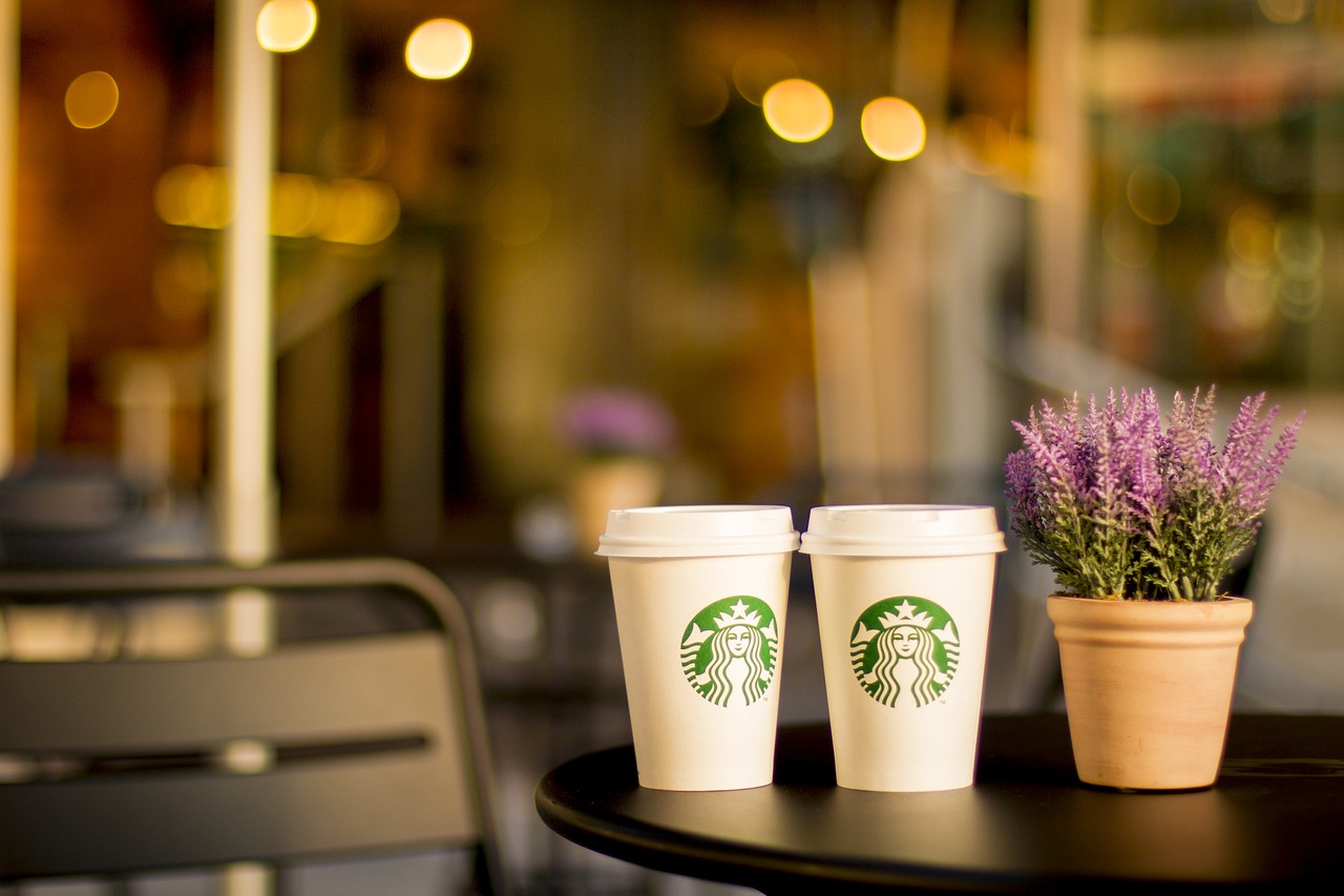 Starbucks.Regresan vasos reusables de Starbucks a Europa, tras la pandemia
