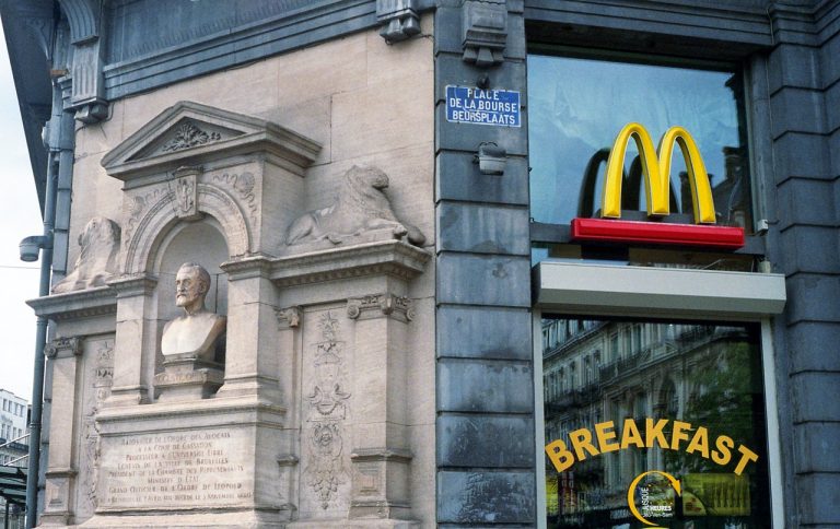 Ronald quiere su dinero de vuelta… McDonald’s demanda a su exCEO