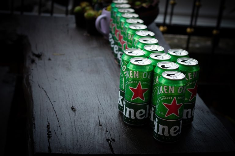 Sustituye Heineken el plástico de sus arillos de cerveza por cartón en Europa