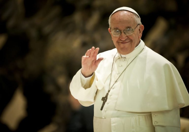 Papa llama a líderes a transformar modelos económicos