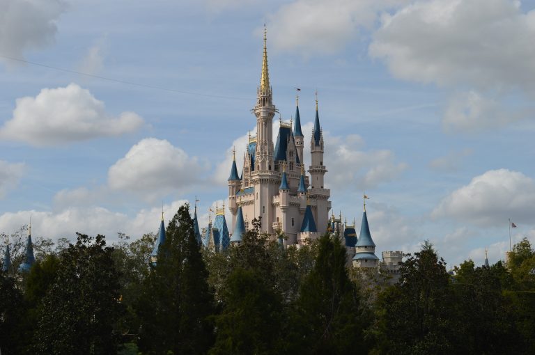 COVID-19 alcanza a Disney: Despedirá a 32 mil trabajadores