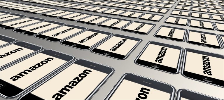 Amazon demanda a influencers por vender falsos artículos de lujo