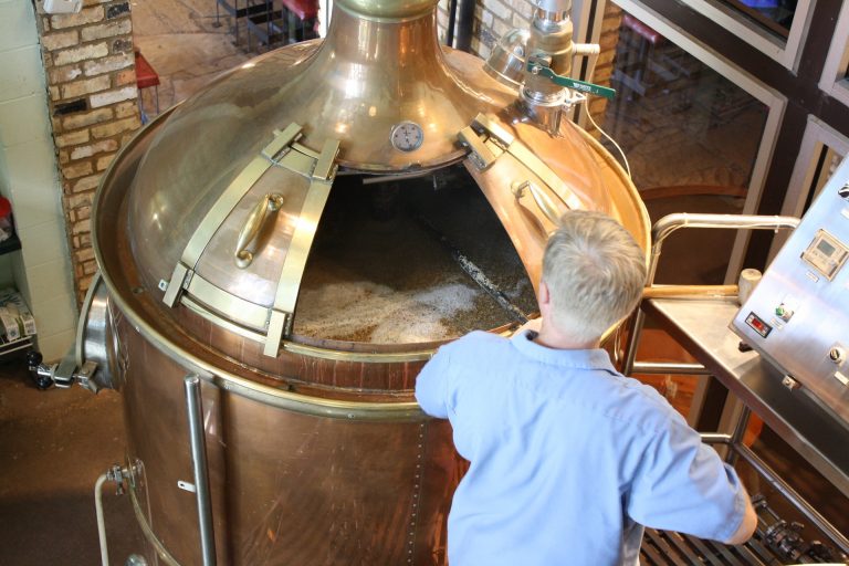 Solución sustentable, la empresa que transformó cerveza en ginebra