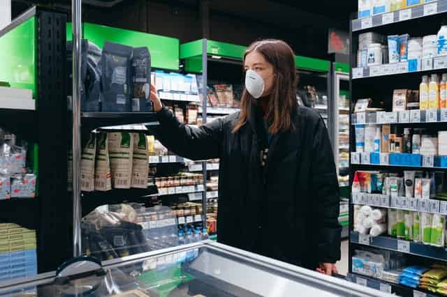 Mujer en supermercado. Walmart sustituye robots por humanos
