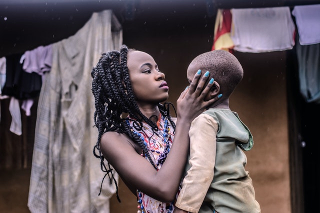 Mujer y niño de áfrica.Cada 40 segundos, un menor de 20 se contagia de VIH