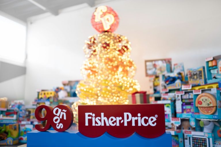 Mattel se suma a la séptima edición de noche de deseos de Make-A-Wish con “Legados Divertidos”, un árbol navideño inspirado en FISHER-PRICE