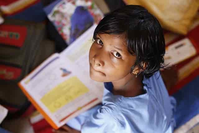 Niña estudiando. COVID-19 amenaza los logros globales por las niñas