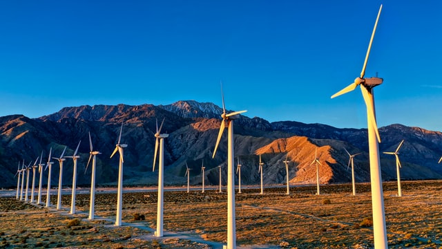 Turbina eólica. ¿Puede una compañía tener más energía renovable de la necesaria? Esta sí...