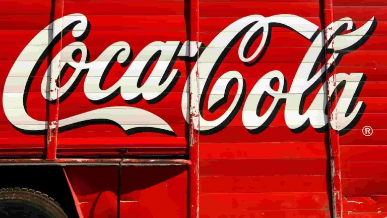 Lanzan botella de Coca-Cola 100% reciclada