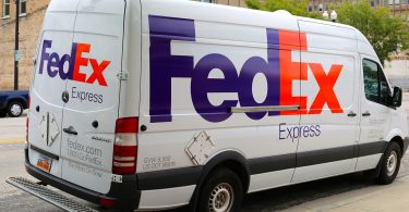 Camioneta FedEx. Contratar proveedores sustentables, la nueva tendencia: Caso FedEx