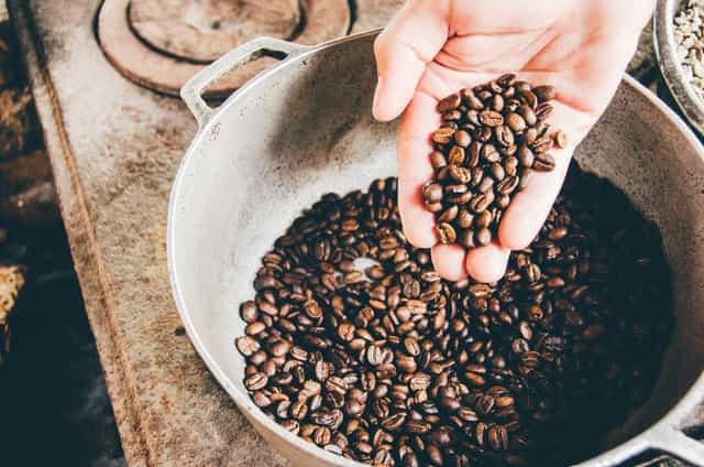 Granos de café. Café carbono neutral: la estrategia de Starbucks