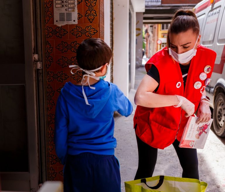 RIU y Cruz Roja lanzan en Madrid un proyecto para ofrecer educación digital a familias desfavorecidas