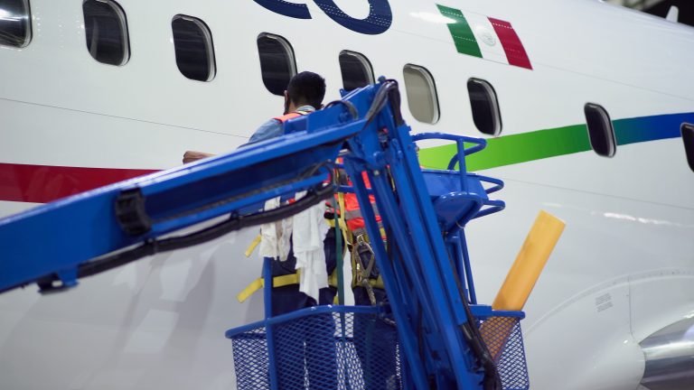 Aeroméxico vuela con orgullo y lo celebra pintando uno de sus aviones