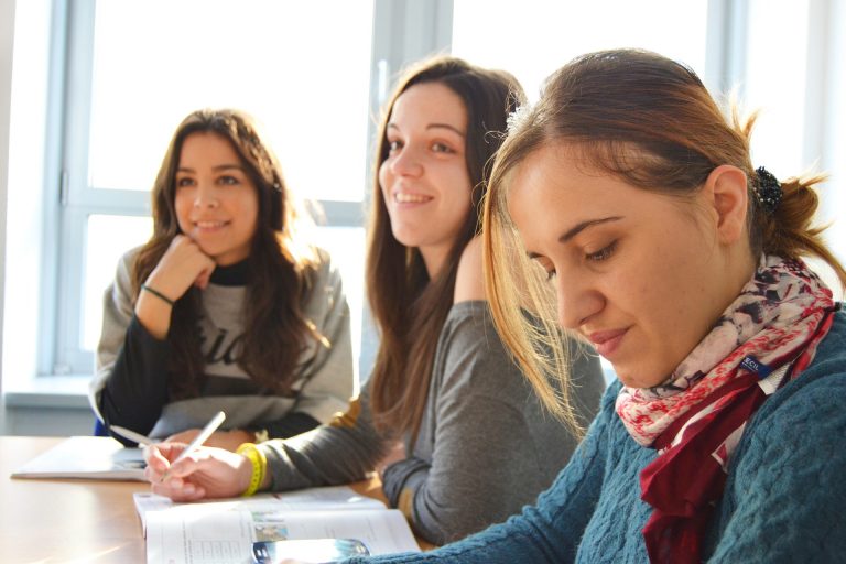 Santander apoyará con Becas de Manutención a 200 estudiantes de educación superior