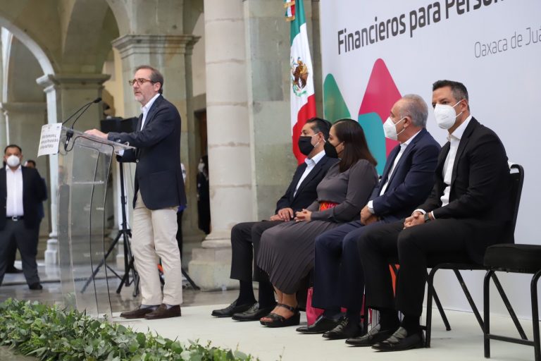 Gobierno de Oaxaca y Santander anuncian créditos hipotecarios preferenciales para elementos de la SSPO y FGEO