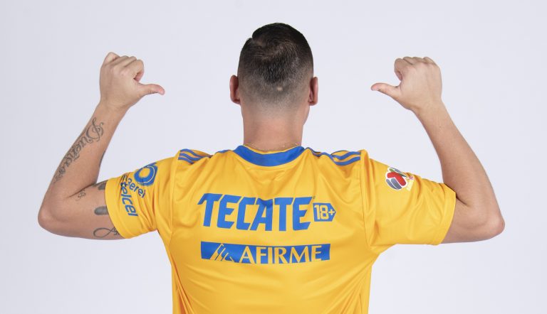Tecate anota un gol más e integra logo 18+ en jerseys de Tigres y Rayados