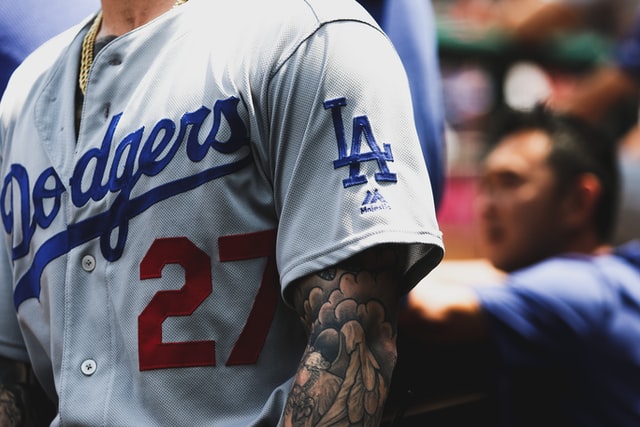 Pitcher de los Dodgers en licencia administrativa por la MLB por presunta agresión sexual