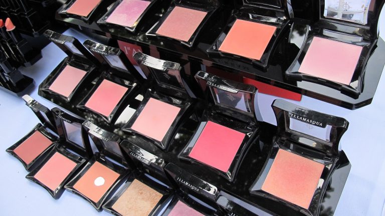 Impacto ambiental del maquillaje: Estas marcas deciden transparentarlo