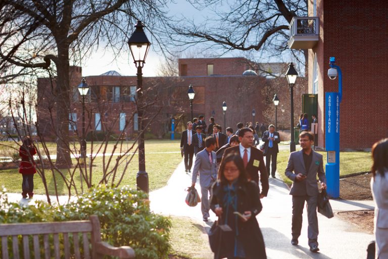 Tras años de protestas estudiantiles, Harvard retira inversión en combustibles fósiles