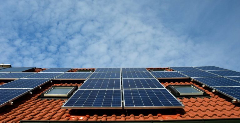 Techos con paneles solares… ¿y si fueran la mitad en el mundo?