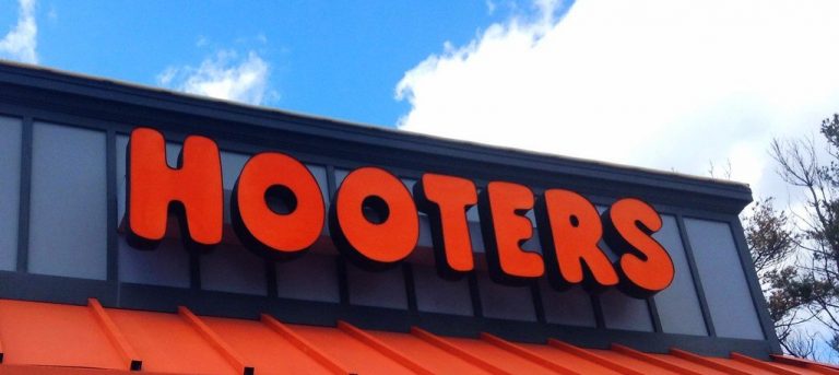 Meseras se quejan de los nuevos shorts de Hooters