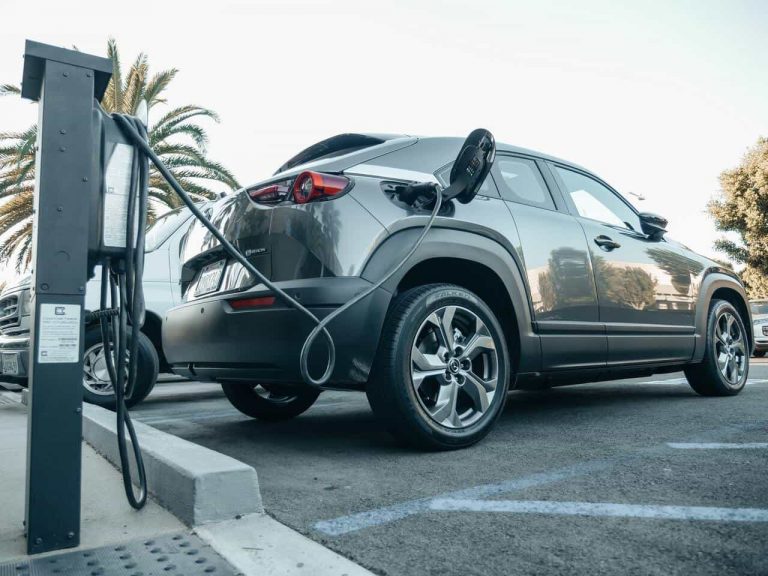 ¿Cuáles son los beneficios y retos de los autos eléctricos?