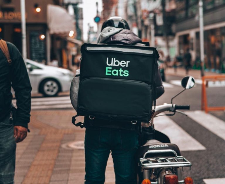 Uber Eats se une al programa Cascos Seguros y Asequibles de la FIA para promover la seguridad vial en México